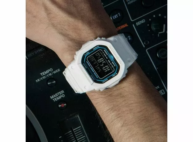 CASIO DW-B5600SF-7ER, Вариации товара: Белый, фото 7 | Интернет-магазин оригинальных часов и аксессуаров