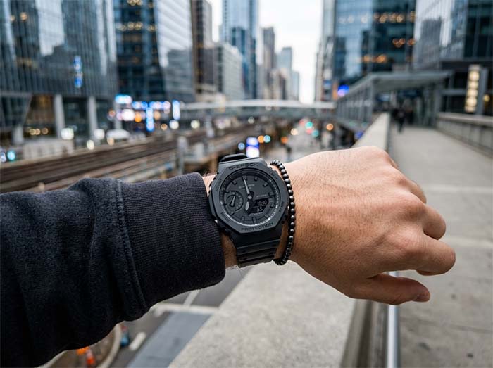 Тонкие мужские часы Casio G-Shock GA-2100 CasiOak на руке