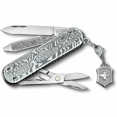 Складной нож Victorinox Vx06221.34 (0.6221.34) CLASSIC BRILLIANT DAMAST, фото 2 | Интернет-магазин оригинальных часов и аксессуаров