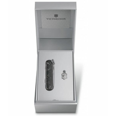 Складной нож Victorinox Vx06221.90 (0.6221.90) CLASSIC BRILLIANT CARBON, фото 6 | Интернет-магазин оригинальных часов и аксессуаров