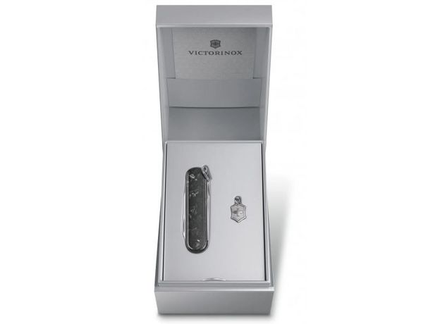 Складной нож Victorinox Vx06221.90 (0.6221.90) CLASSIC BRILLIANT CARBON, фото 6 | Интернет-магазин оригинальных часов и аксессуаров