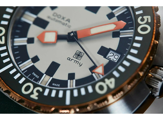 DOXA 785.60.031.26 ARMY HUNTER GREEN BRONZE BEZEL, фото 4 | Интернет-магазин оригинальных часов и аксессуаров