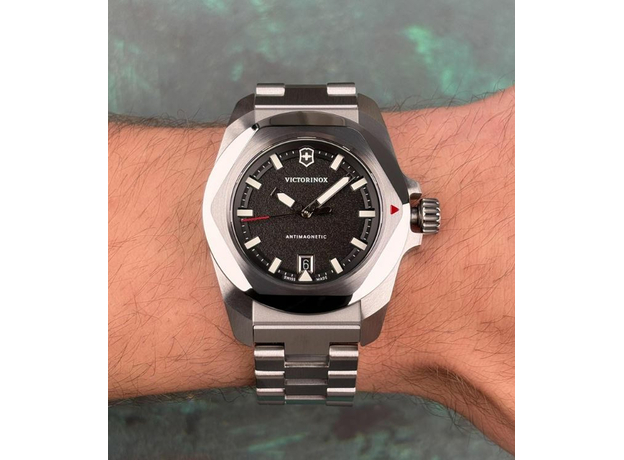 Victorinox Swiss Army V242030 I.N.O.X., фото 2 | Интернет-магазин оригинальных часов и аксессуаров