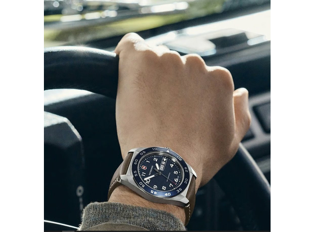 Victorinox Swiss Army VX-V242040, фото 7 | Интернет-магазин оригинальных часов и аксессуаров